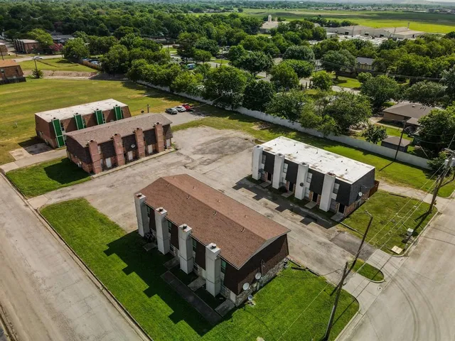 a view of a house with a big yard