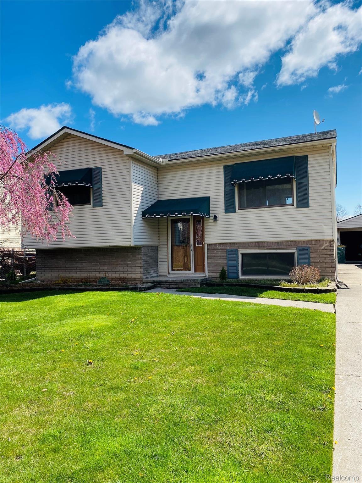 32115 Dixie Manor Road Rockwood, MI 48173 - Photo 1 of 22 53753F24-B8BC-4CDE-A375-9D95181B004C.jpeg