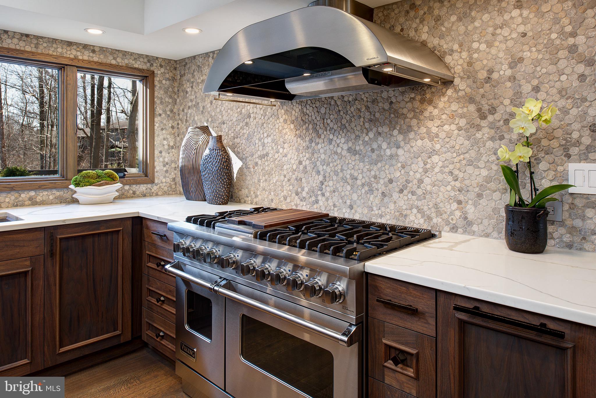 Your dream kitchen in this stunning home!