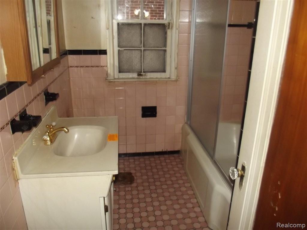 261-767864 BATHROOM.JPG