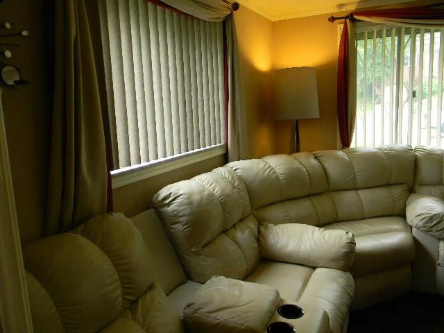 22 Seneca Road Pittsburgh, PA 15241 - Photo 4 of 24 Living room with vertical blinds.