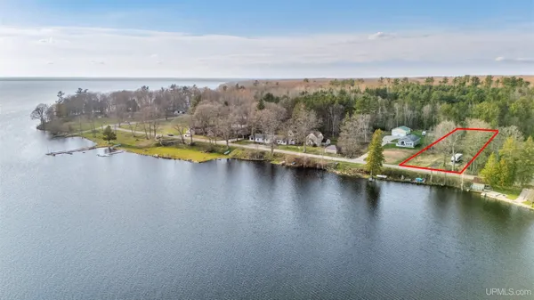 $175,000 | 8136 Arrowhead Road, Manistique, MI 49854