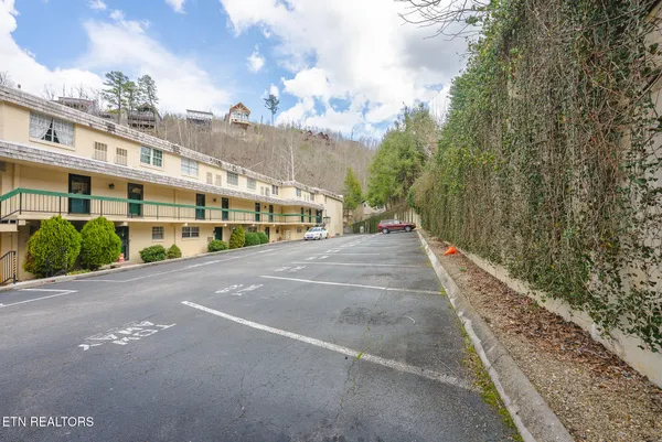 $279,900 | 260 Roaring Fork Road, Unit 217, Gatlinburg, TN 37738