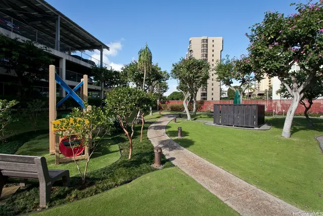 a view of a backyard