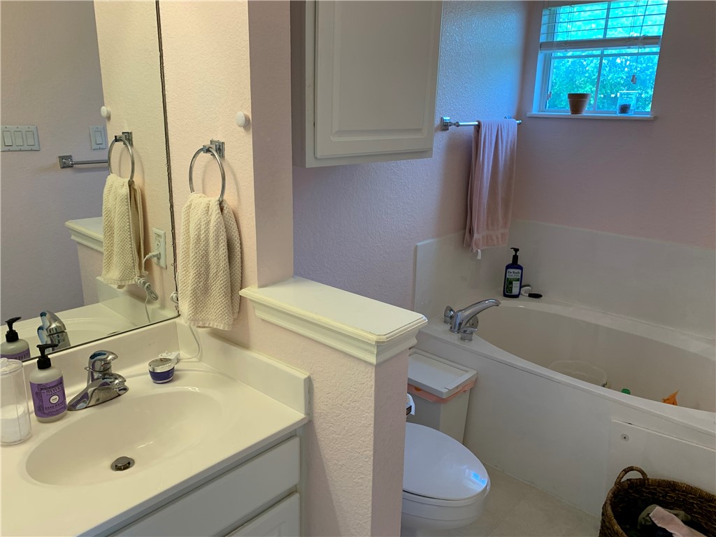 1900 Scofield Ridge Parkway, Unit 1202 Austin, TX 78727 - Photo 8 of 18 Primary bath includes garden tub