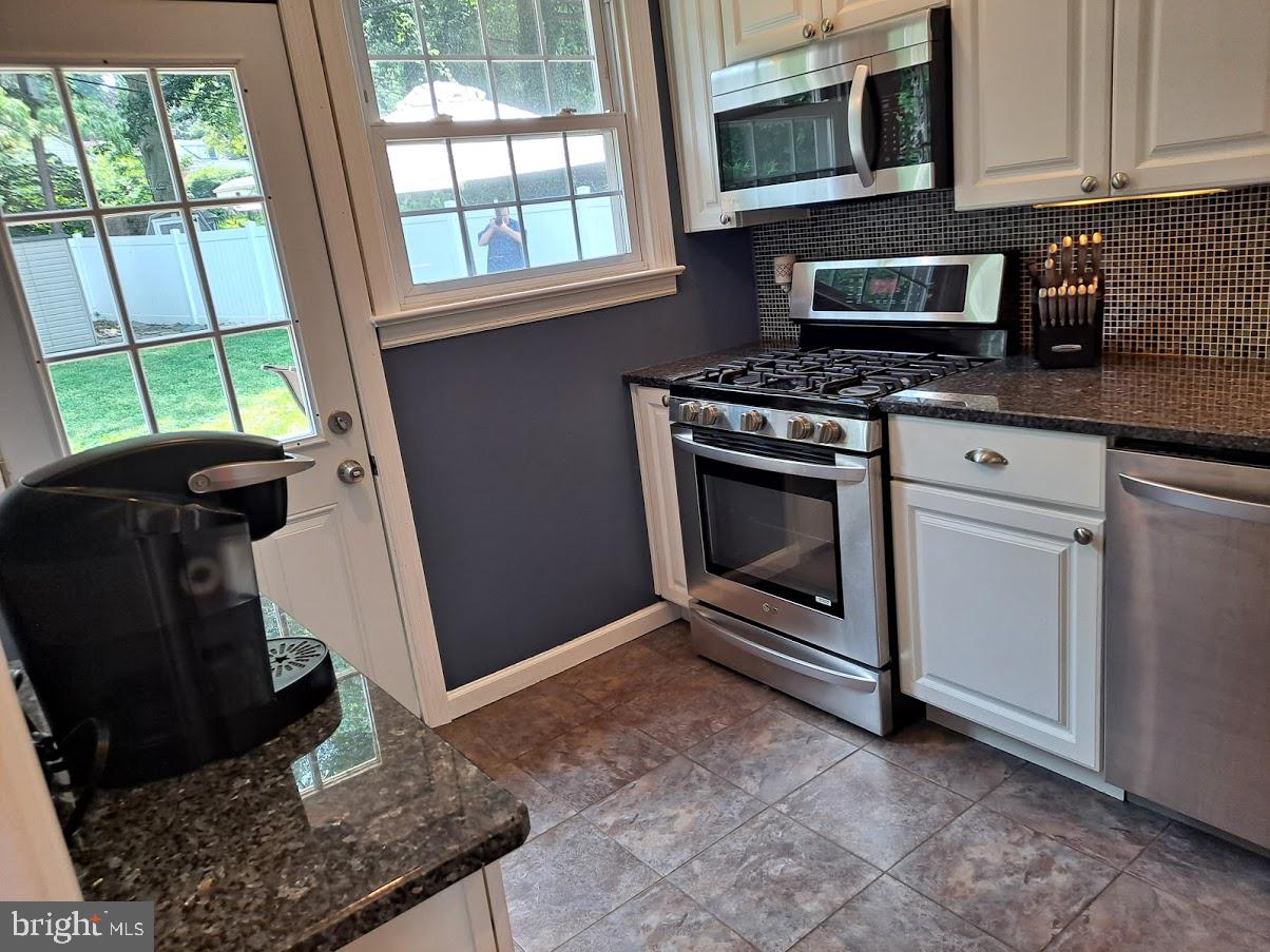 151 Schuyler Road Springfield, PA 19064 - Photo 12 of 33 Kitchen to rear yard and patio