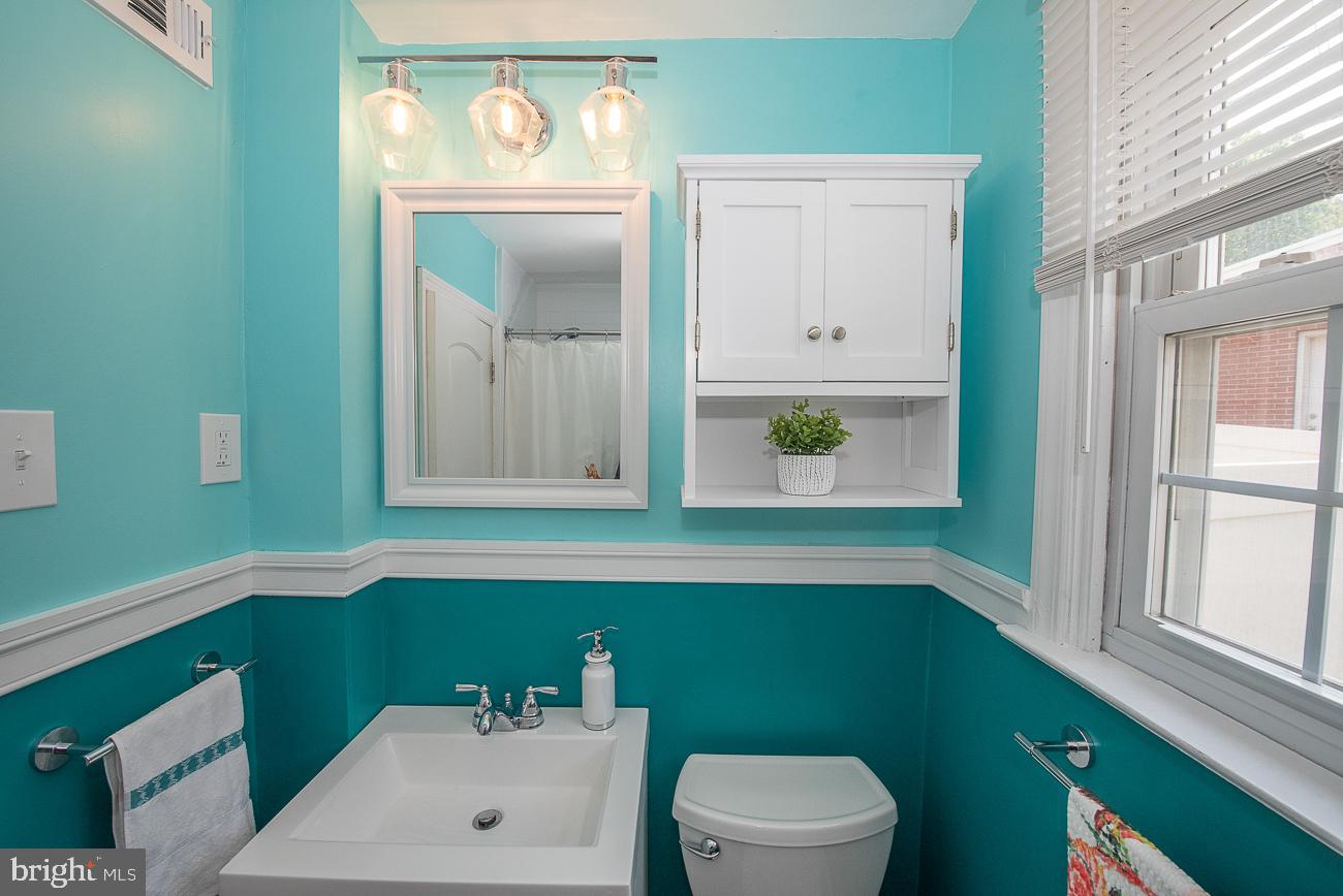 151 Schuyler Road Springfield, PA 19064 - Photo 14 of 33 1st floor full bath with tub