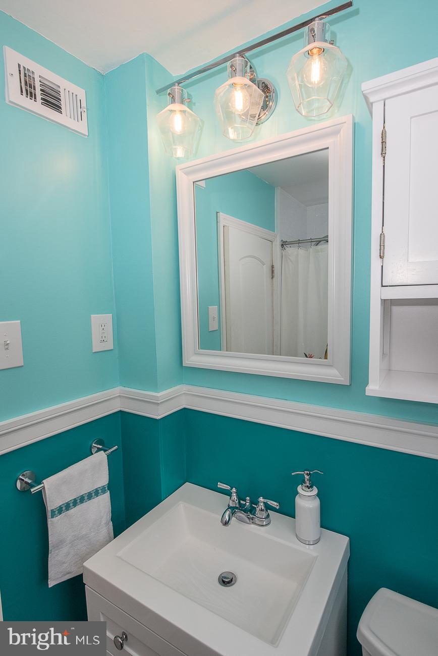 151 Schuyler Road Springfield, PA 19064 - Photo 15 of 33 1st floor full bath with tub