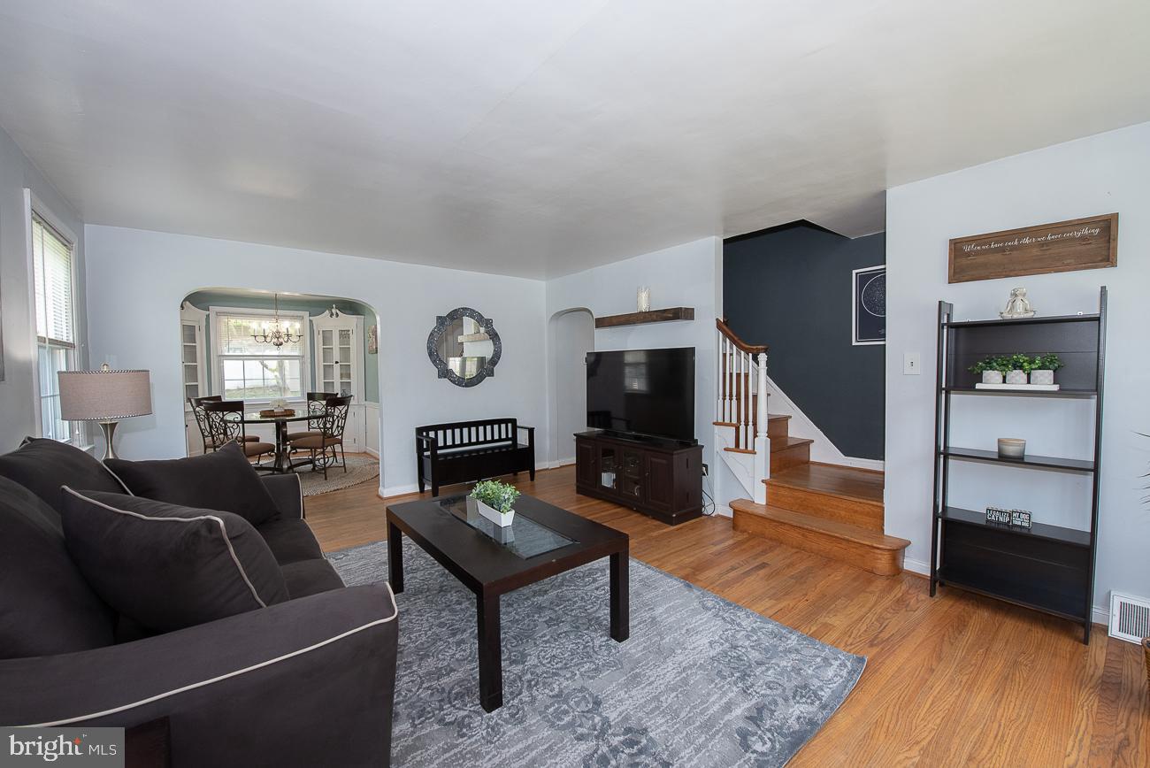 151 Schuyler Road Springfield, PA 19064 - Photo 5 of 33 Living Room