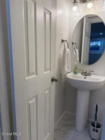 $3,200 | 21 Patricia Lane, Saratoga Springs, NY 12866