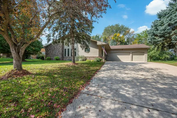 $389,000 | 1910 Knollwood Drive, Fairmont, MN 56031