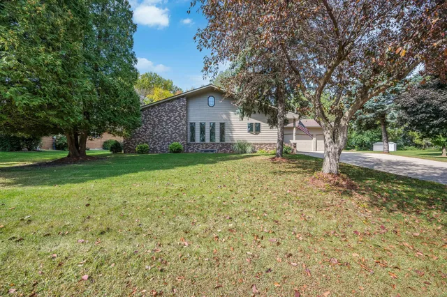 $389,000 | 1910 Knollwood Drive, Fairmont, MN 56031