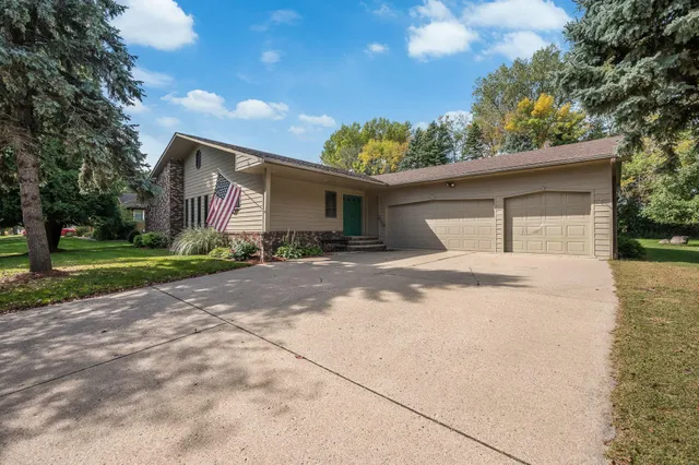 $389,000 | 1910 Knollwood Drive, Fairmont, MN 56031