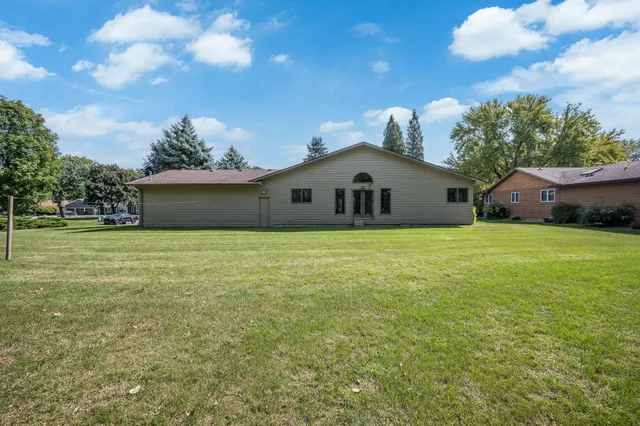 $389,000 | 1910 Knollwood Drive, Fairmont, MN 56031