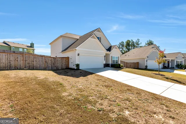 a view of a house with backyard