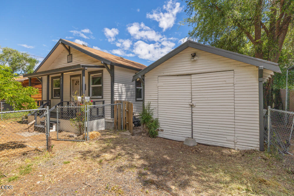 427 Martin Street Klamath Falls, OR 97601 - Photo 3 of 22