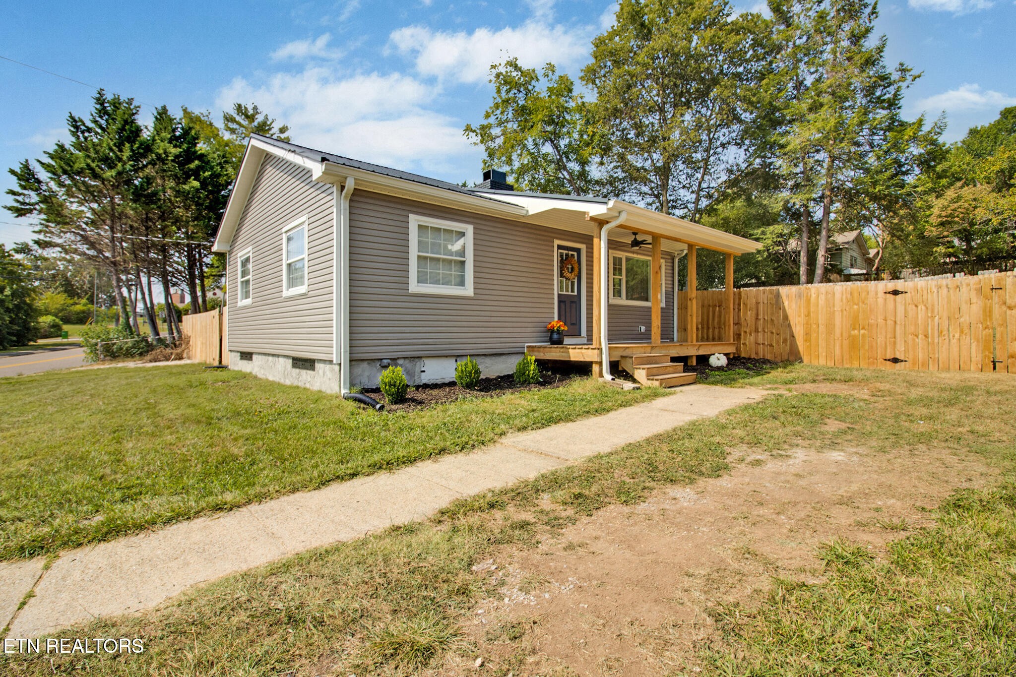 244 Vermont Avenue Oak Ridge, TN 37830 - Photo 3 of 18