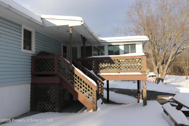 a view of entryway with outdoor area