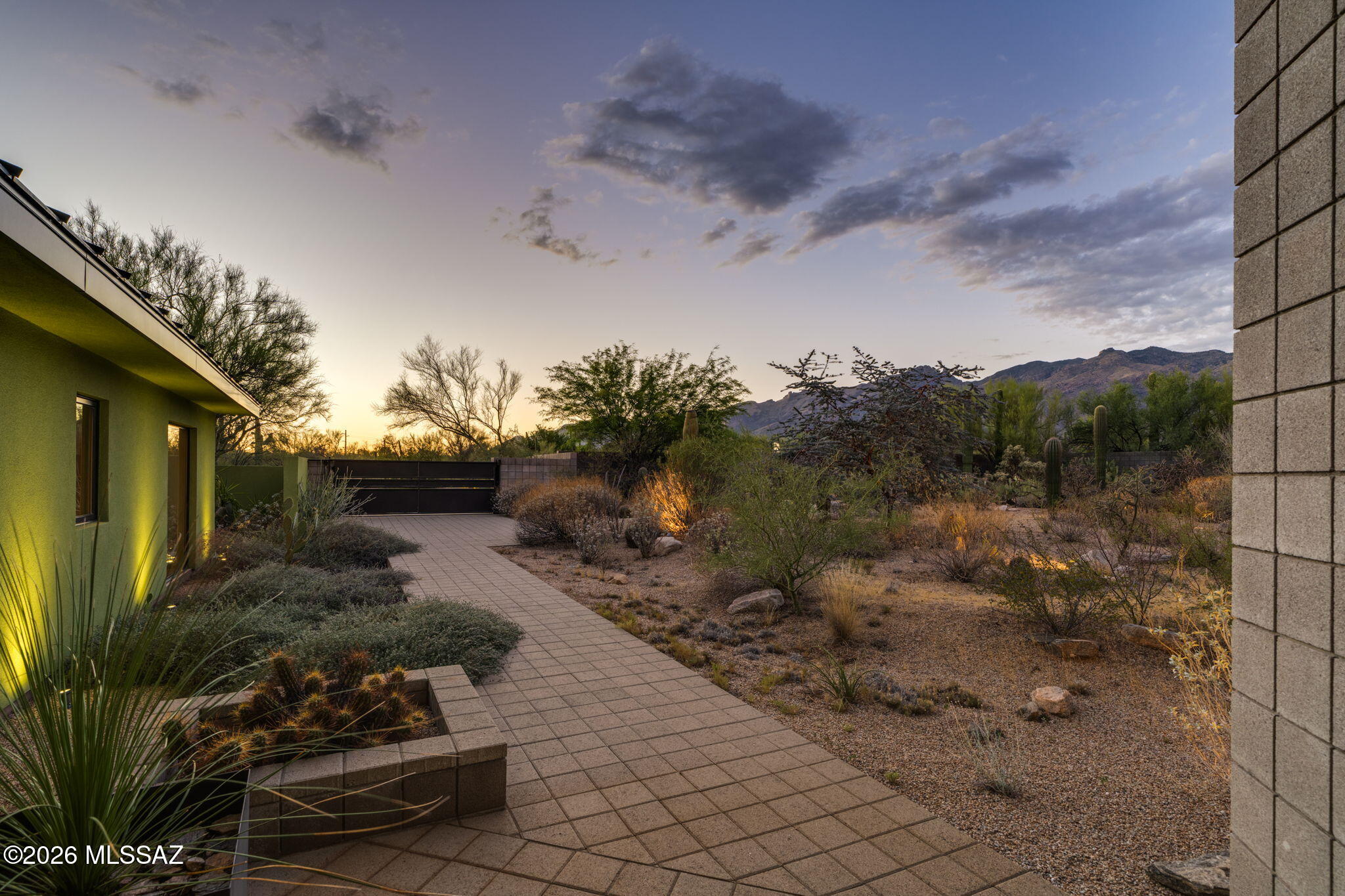 5070 North Valley View Road Tucson, AZ 85718 - Photo 9 of 51 a backyard of a house with lots of green space