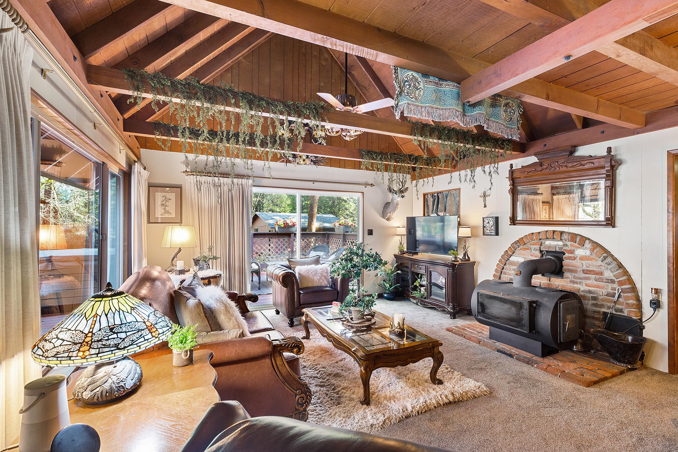 1090 Queens Branch Road Rogue River, OR 97537 - Photo 10 of 40 Living Room