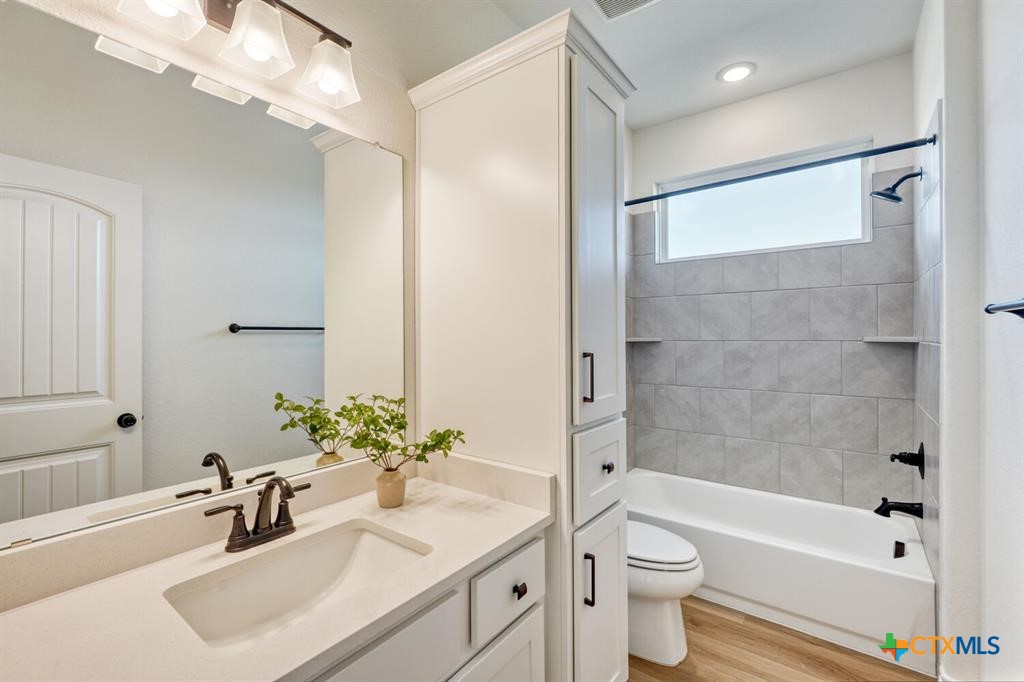 1642 Scull Road San Marcos, TX 78666 - Photo 21 of 31 Second full bathroom conveniently located near secondary bedrooms.