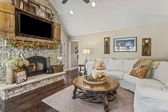 a view of a livingroom with furniture