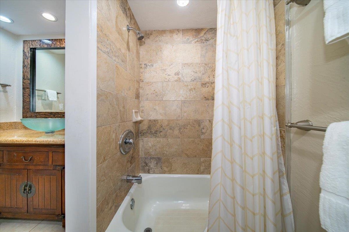 3543 Lower Honoapiilani Road, Unit J302 Lahaina, HI 96761 - Photo 33 of 44 a bathroom with a shower and a sink