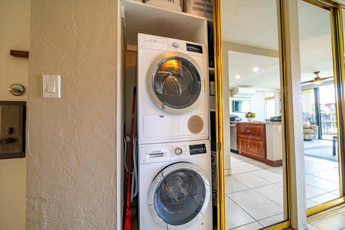 3543 Lower Honoapiilani Road, Unit J302 Lahaina, HI 96761 - Photo 43 of 44 a view of living room with washer and dryer