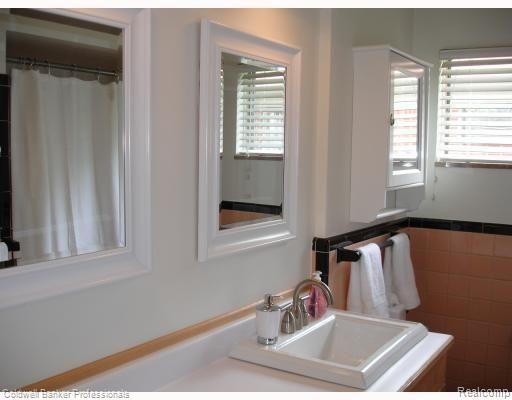 2449 Nottingham Road Ann Arbor, MI 48104 - Photo 8 of 10 Bathroom