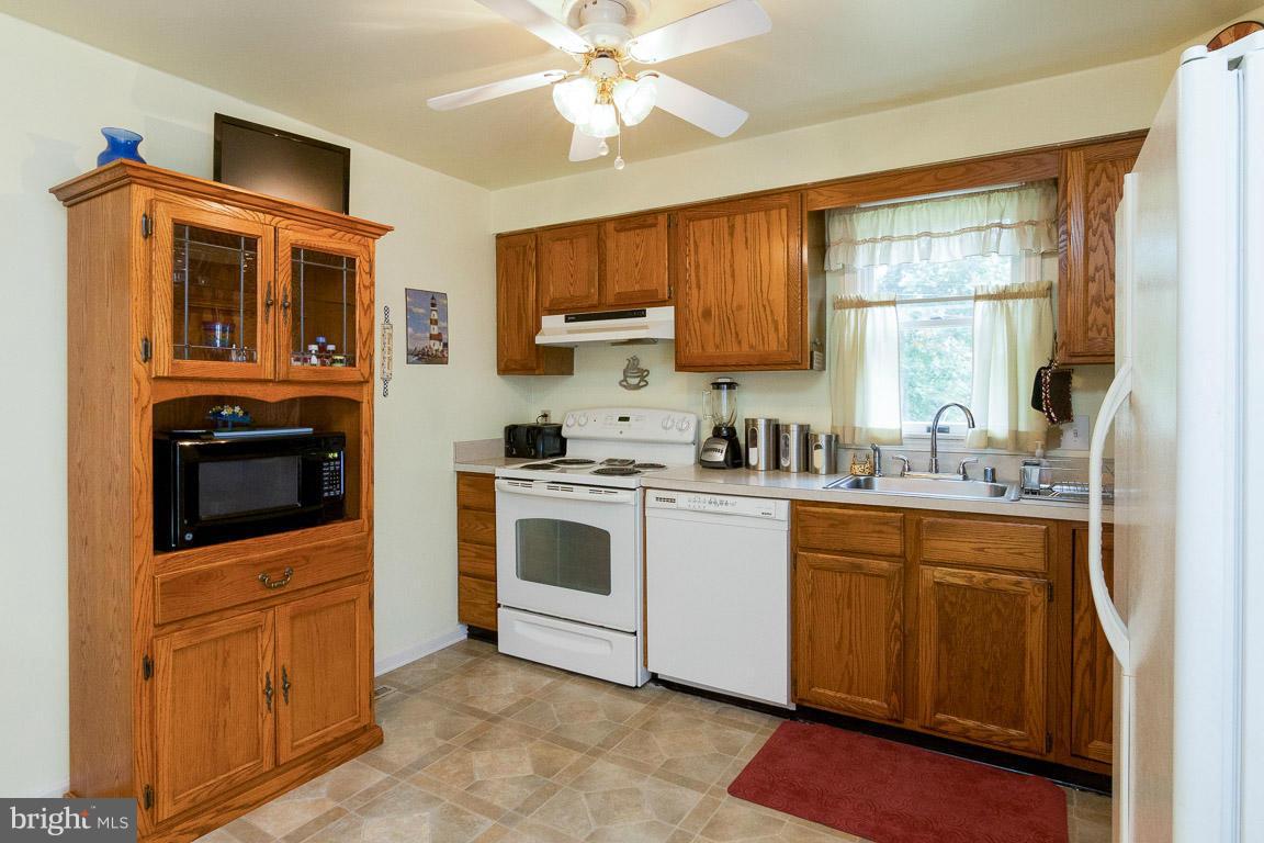 18310 Cattail Road Poolesville, MD 20837 - Photo 5 of 24 a kitchen with stainless steel appliances granite countertop a stove a sink and a microwave