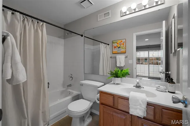 $639,000 | 9440 Dennison Grove Court, Sunset Hills, MO 63126