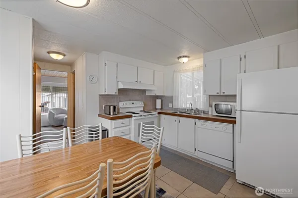 a view of utility room and utility room
