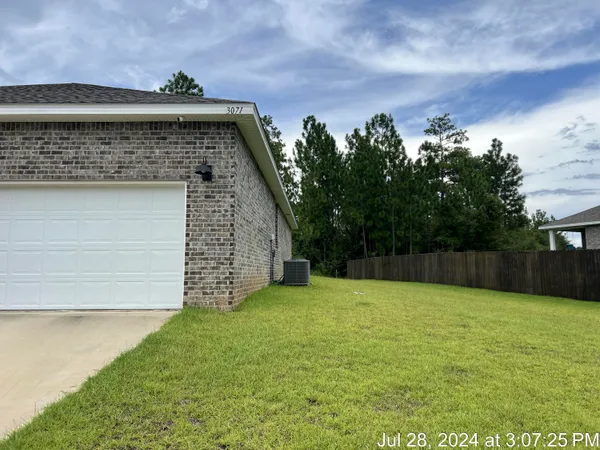 a view of a backyard