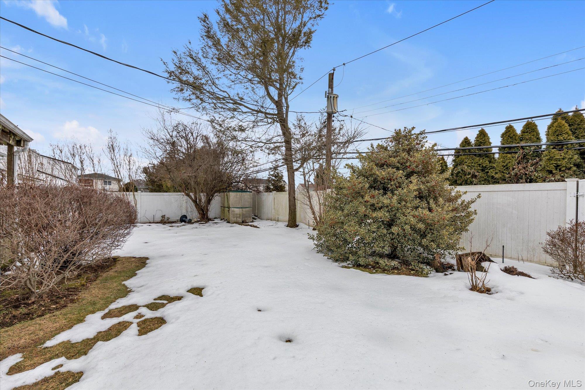 31 Steven Street Plainview, NY 11803 - Photo 19 of 21 a view of a backyard of the house