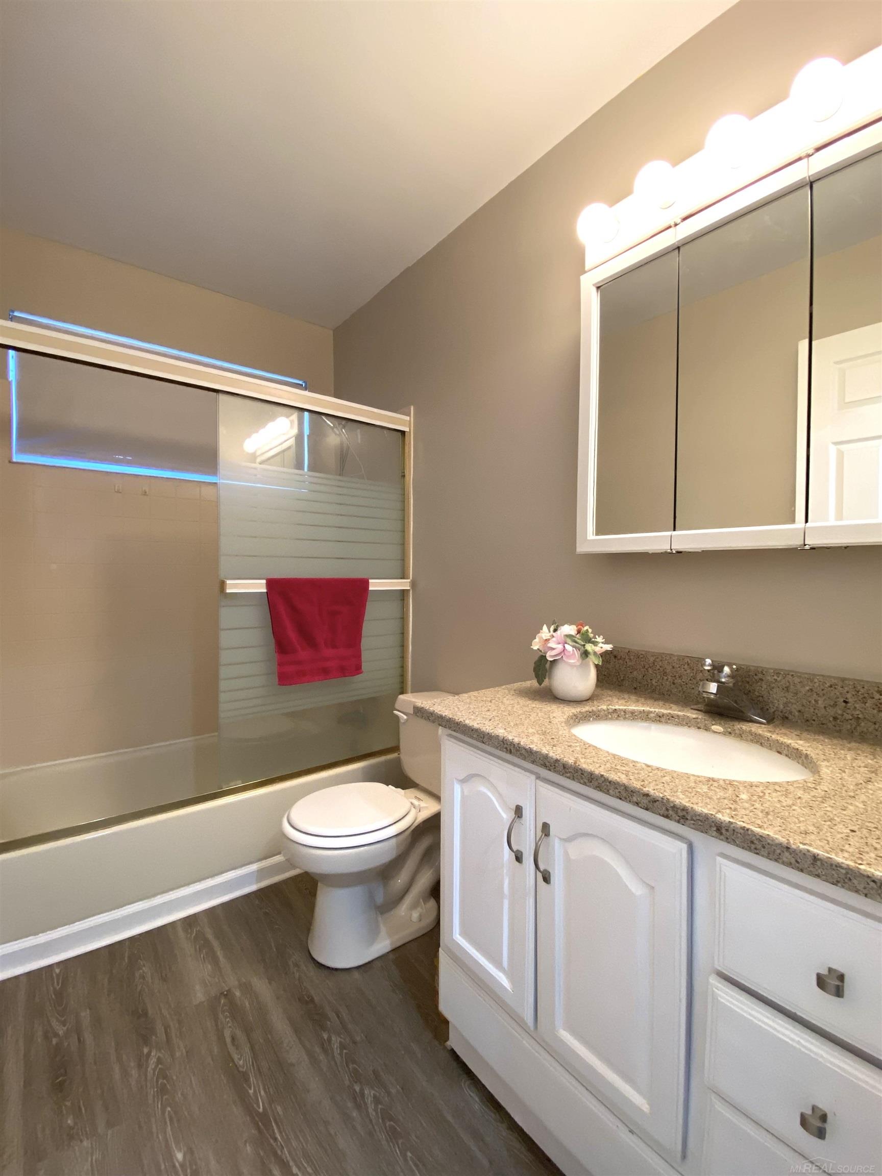 30464 Hayes Road Roseville, MI 48066 - Photo 13 of 26 50191264-1e582c7c-dab5-465b-ab09-4e7bbfe85bb3.JPG