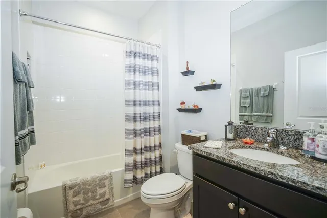 a view of a livingroom with furniture