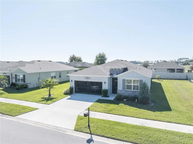 a view of a house with backyard and garden