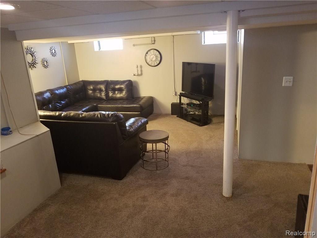 2208 Ridgemont Road Grosse Pointe Woods, MI 48236 - Photo 13 of 21