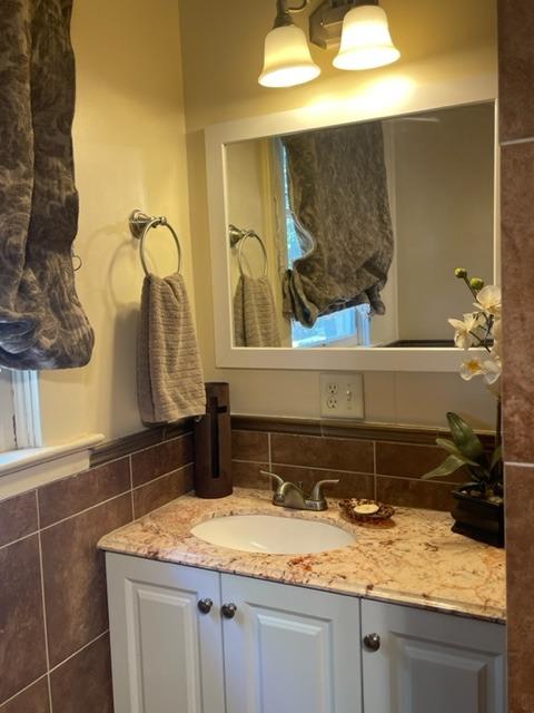 42943 Road 114 Dinuba, CA 93618 - Photo 18 of 40 a bathroom with a granite countertop sink and a mirror