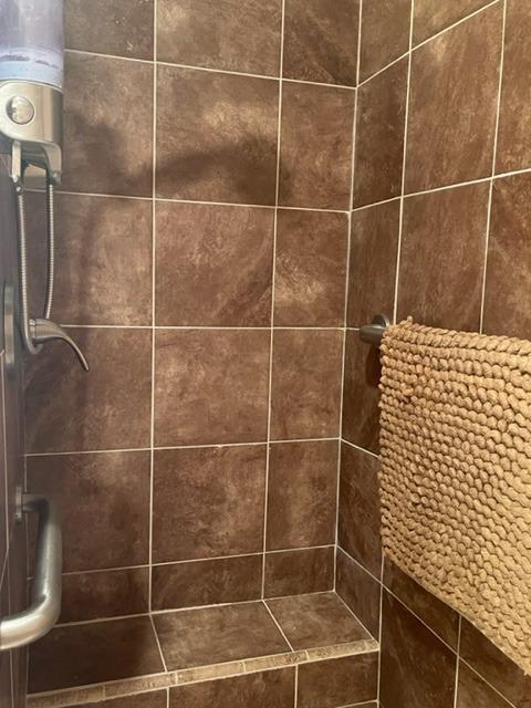 42943 Road 114 Dinuba, CA 93618 - Photo 19 of 40 a bathroom with a shower