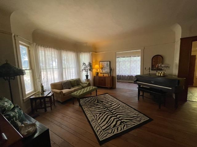 42943 Road 114 Dinuba, CA 93618 - Photo 33 of 40 a living room with furniture and a fireplace