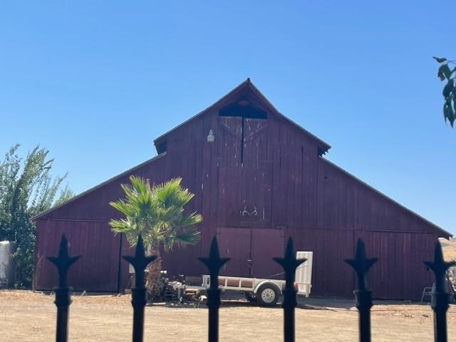 42943 Road 114 Dinuba, CA 93618 - Photo 35 of 40 a view of a house with backyard and sitting area