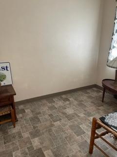 42943 Road 114 Dinuba, CA 93618 - Photo 36 of 40 a room with a bench