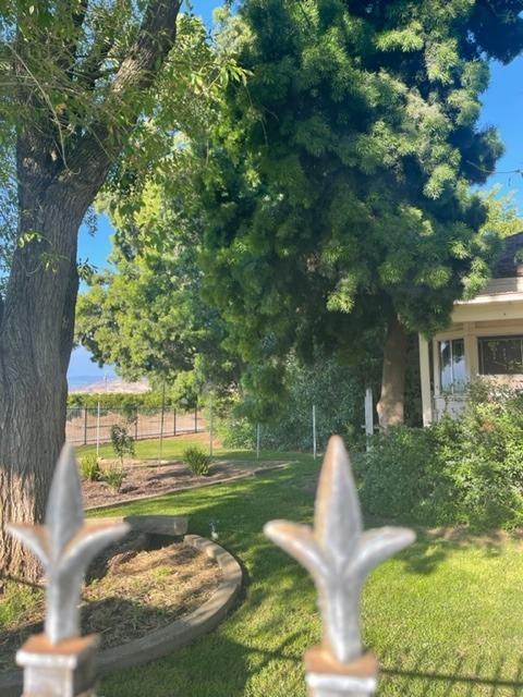 42943 Road 114 Dinuba, CA 93618 - Photo 6 of 40 a view of a fountain in front of house