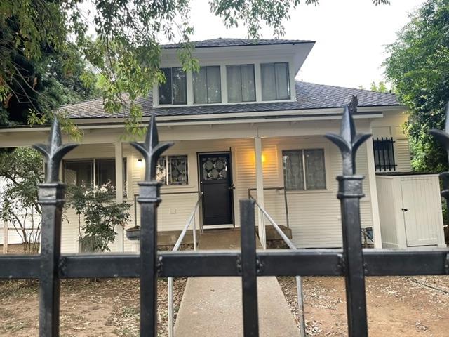 42943 Road 114 Dinuba, CA 93618 - Photo 10 of 40 front view of house with large windows