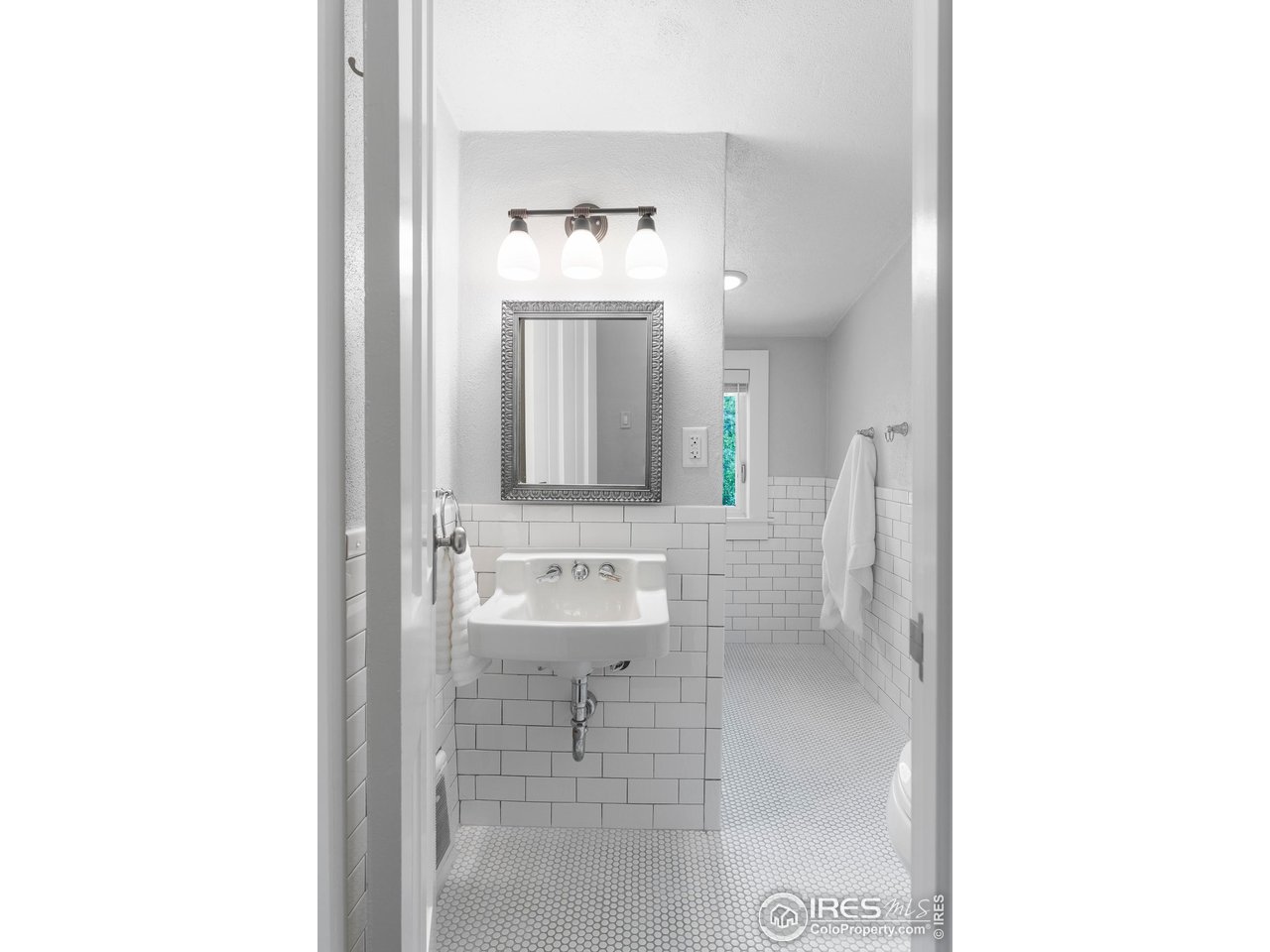 721 9th Street Boulder, CO 80302 - Photo 23 of 40 a bathroom with a mirror and a shower