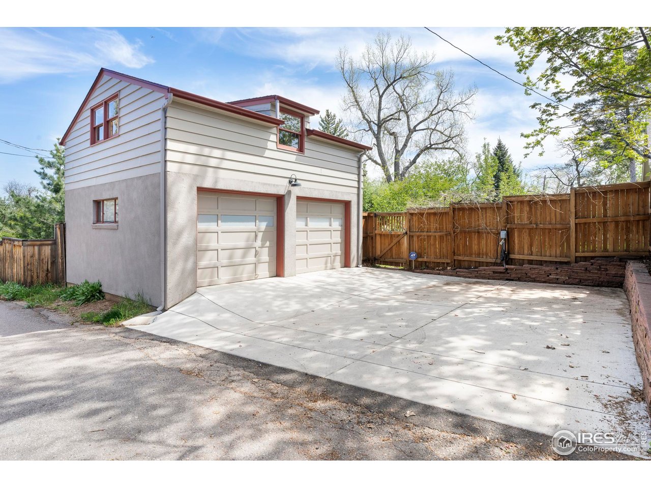 721 9th Street Boulder, CO 80302 - Photo 29 of 40 a view of a backyard of the house