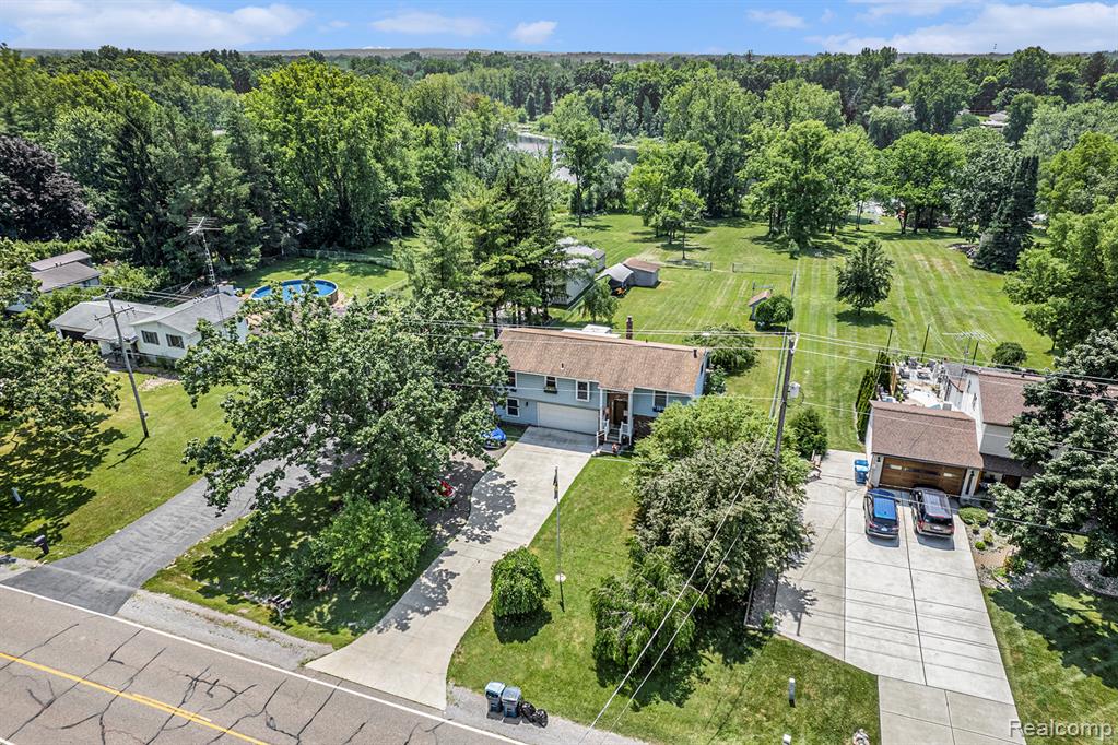 2029 North Long Lake Road Fenton, MI 48430 - Photo 4 of 31