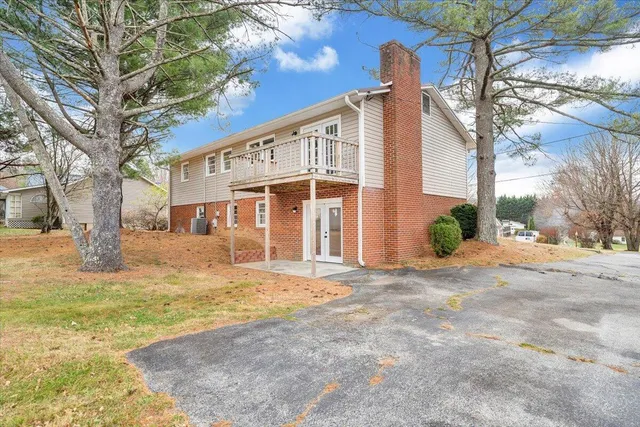 $369,000 | 58 Lakeland Circle, Troutville, VA 24175