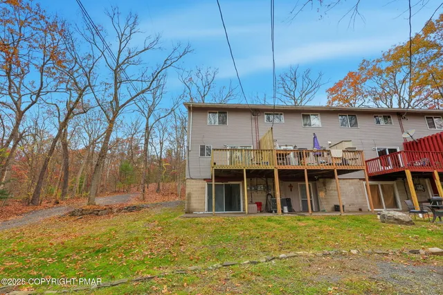 a view of residential area with an outdoor space